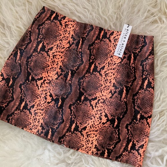 Alice + Olivia Elana Vegan Leather Skirt - Picture 4 of 11